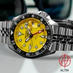 ساعت مچی سیکو SSK037J1 از روبرو روی میز سفید