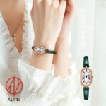 ساعت زنانه جولیوس JA-1432B قاب بیضی سبز روی دست یک خانم - آلتین واچ