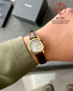 ساعت مچی زنانه تایمکس (Timex) مدل TW2R63600 (صفحه صدف، بند چرم قهوه‌ای، نور پس‌زمینه Indiglo) - تصویر 3